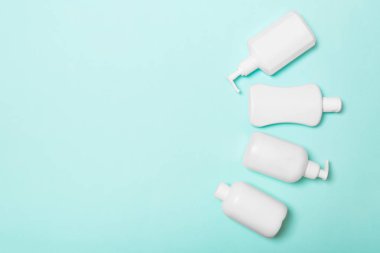 Beyaz Kozmetik kapları mavi arka plan üzerinde izole seti, kopya alanı ile üst görünümü. Tasarım için boş alana sahip plastik vücut bakım şişe kapları Grubu