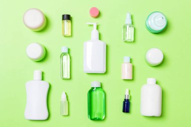 Plastik vücut bakımı şişesi grubu düz tasarım için yeşil arka plan boş alan kozmetik ürünleri ile kompozisyon yatıyordu. Beyaz Kozmetik Konteynerler, kopya alanı ile üst görünüm seti