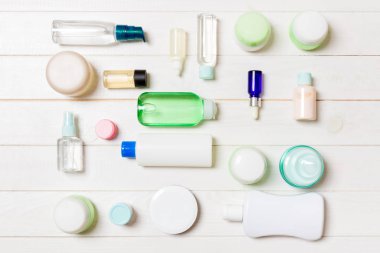 Plastik vücut bakım şişesi Grubu Düz tasarım için ahşap arka plan boş alan kozmetik ürünleri ile kompozisyon yatıyordu. Beyaz Kozmetik kapları seti, fotokopi alanı ile üst görünüm