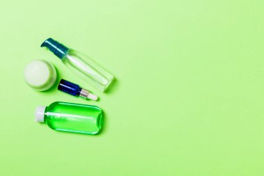 Kozmetik Spa markalama mock-up, fotokopi alanı ile üst görünümü. tüpler ve krem düz kavanoz seti gren arka plan üzerinde yatıyordu