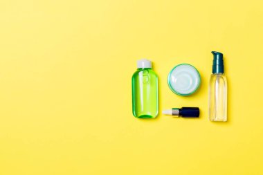 Kozmetik Spa markalama mock-up, fotokopi alanı ile üst görünümü. tüpler ve krem düz kavanoz seti sarı arka plan üzerinde yatıyordu