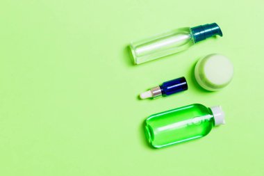 Kozmetik Spa markalama mock-up, fotokopi alanı ile üst görünümü. tüpler ve krem düz kavanoz seti gren arka plan üzerinde yatıyordu