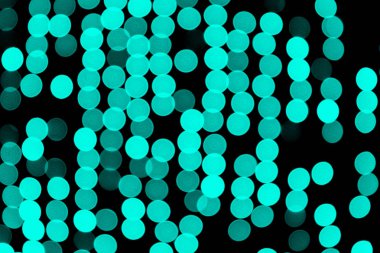 Odaklanmamış soyut renkli bokeh siyah arka plan. ufuk ve bulanık çok yuvarlak mavi ışık