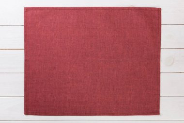 kopya alanı ile beyaz rustik ahşap arka plan üst görünümü üzerinde kırmızı bez peçete