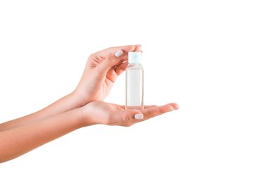 Kadın el tutma krem şişesi izole losyon. Kız beyaz arka planda tüp kozmetik ürünler vermek