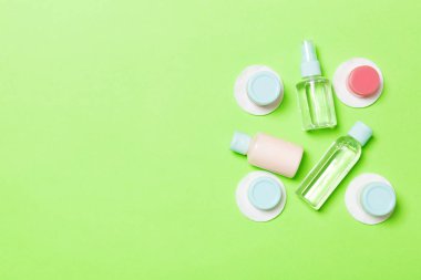 Yüz bakımı için araçlar üst görünümü: şişe ve tonik kavanoz, micellar temizlik suyu, krem, yeşil arka plan üzerinde pamuk pedleri. Fikirleriniz için boş cpace ile Bodycare kavramı