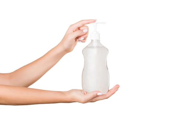 Женская рука держит крем бутылку лосьона изолированы. Девушка дает косметические средства на белом фоне — стоковое фото