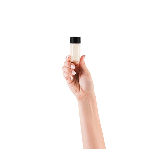 Mão feminina segurando creme garrafa de loção isolada. Menina dar jar produtos cosméticos no fundo branco — Fotografia de Stock