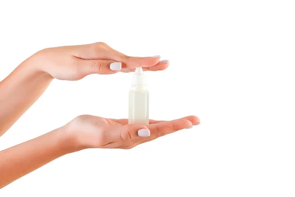 Mão feminina segurando creme garrafa de loção isolada. Menina dar produtos cosméticos tubo no fundo branco — Fotografia de Stock