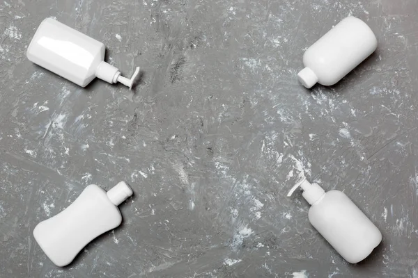 Sarı arka planda izole beyaz Kozmetik Konteynerler seti, kopya alanı ile üst görünüm. Size tasarım için boş alan ile plastik vücut bakımı şişe kapları grubu