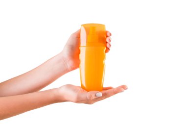 Kadın el tutma krem şişesi izole losyon. Kız beyaz arka planda kozmetik ürünler vermek