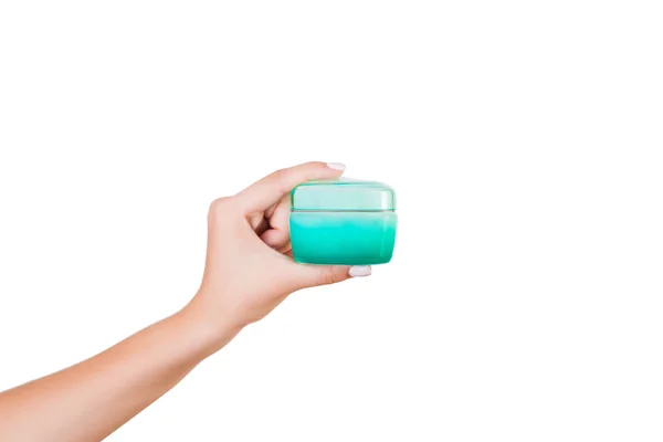 Kvinnlig hand hållande grädde flaska av lotion isolerad. Flicka ge jar kosmetiska produkter på vit bakgrund — Stockfoto