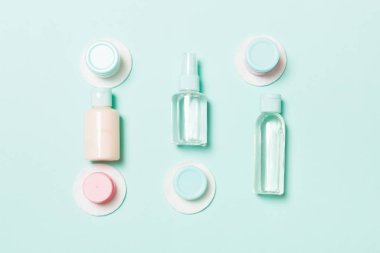 Mavi arka planda seyahat için küçük şişe grubu. Fikirlerinize yer kopyalayın. Kozmetik ürünlerin düz yatıyordu bileşimi. Pamuk pedleri ile krem konteynerlerin üst görünümü