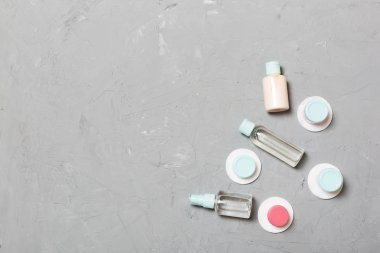 Yüz bakımı için en iyi bakış açısı: şişeler ve kavanozlar dolusu tonik, su, krem, pamuk, gri arka plan. Fikirleriniz için boş midye içeren vücut bakım konsepti