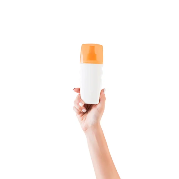 Mão feminina segurando creme garrafa de loção isolada. Menina dar produtos cosméticos no fundo branco — Fotografia de Stock