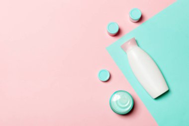 Plastik vücut bakımı şişesi grubu düz size tasarım için pembe ve mavi arka plan boş alan kozmetik ürünleri ile kompozisyon yatıyordu. Beyaz Kozmetik Konteynerler, kopya alanı ile üst görünüm seti