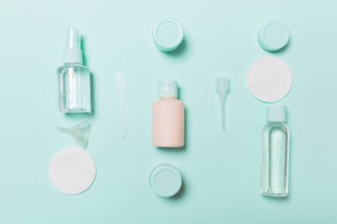 Yüz bakımı için Araçlar üst görünümü: şişeler ve tonik kavanoz, misel temizleme suyu, krem, mavi arka planda pamuk pedleri. Fikirleriniz için boş cpace ile Bodycare kavramı