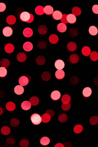 검정색 배경에 집중 되지 않은 추상적 인 빨간색 보 케. 디 포커 싱 및 흐린 많은 라운드 라이트 — 스톡 사진