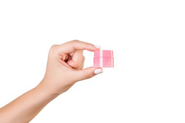 Kadın el tutma krem şişesi izole losyon. Kız beyaz arka planda kavanoz kozmetik ürünler vermek