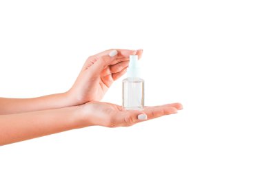 Kadın el tutma krem şişesi izole losyon. Kız beyaz arka planda tüp kozmetik ürünler vermek