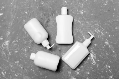 Sarı arka planda izole beyaz Kozmetik Konteynerler seti, kopya alanı ile üst görünüm. Size tasarım için boş alan ile plastik vücut bakımı şişe kapları grubu