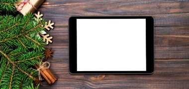 Dijital tablet uygulama sunumu için rustik Noel ahşap arka plan süslemeleri ile alay. kopya alanı ile üst görünüm afiş
