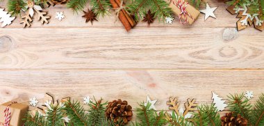 Köknar ağacı ve ahşap masa üzerinde hediye kutusu ile Noel arka plan. Tasarımınız için kopya alanı içeren en iyi görünüm afişi