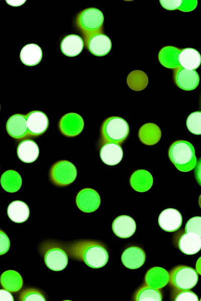 Unfocus astratto colorato bokeh sfondo nero. sfocato e sfocato molti semaforo verde rotondo — Foto Stock