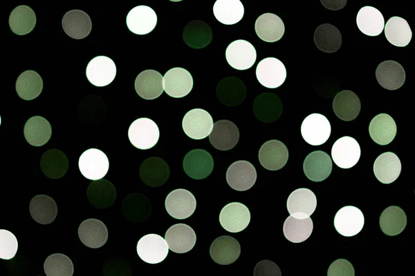 Несфокусированный черный фон. размыты и размыты многие круглые зеленый свет — стоковое фото