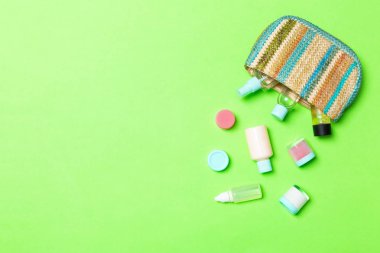 Tasarım için kopya alanı ile yeşil arka plan üzerinde güzellik ürünü ve vücut bakım kremi seti ile Kadın kozmetik çantası