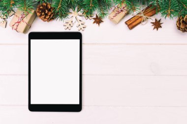 Dijital tablet uygulama sunumu için rustik Noel ahşap arka plan süslemeleri ile alay. kopya alanı ile üst görünüm. Tonda