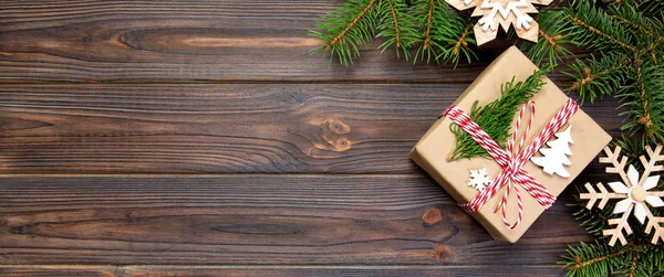 Fondo de Navidad Regalo de Navidad con ramas de abeto y copo de nieve sobre fondo blanco de madera con espacio de copia de pancarta — Foto de Stock