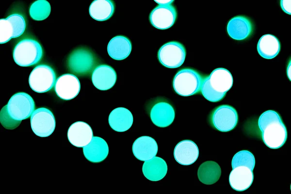 Sem foco abstrato colorido bokeh fundo preto. desfocado e desfocado muitos luz azul redonda — Fotografia de Stock