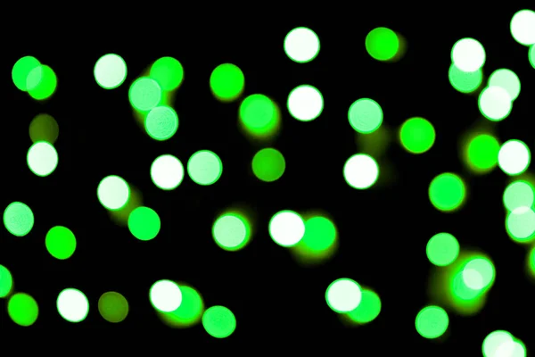 Unfocus astratto colorato bokeh sfondo nero. sfocato e sfocato molti semaforo verde rotondo — Foto Stock