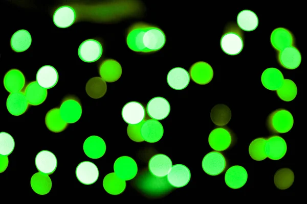 Unfocus astratto colorato bokeh sfondo nero. sfocato e sfocato molti semaforo verde rotondo — Foto Stock