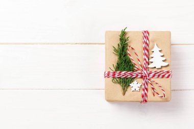 hediye kutusu Noel dekorasyonu ile şerit yay ile geri dönüşümlü kağıt sarılı. Ahşap masa arka plan, kopya alanı