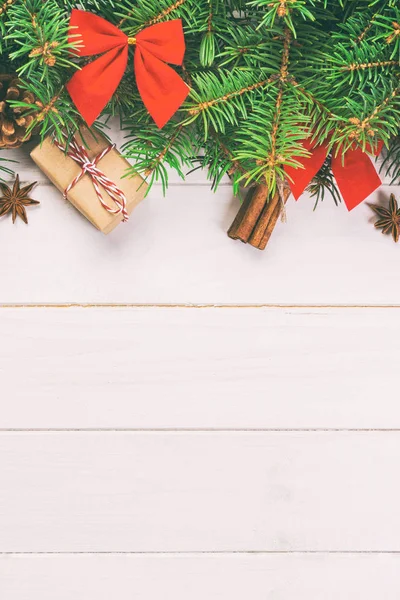 圣诞背景与杉树和礼品盒在木桌上。顶部视图，具有设计的副本空间。色调 — 图库照片
