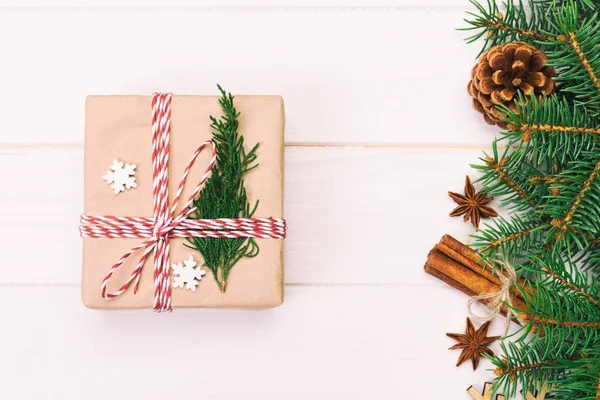 Kerst achtergrond met Fir Tree en geschenk doos op houten tafel. Bovenaanzicht met Kopieer ruimte voor uw ontwerp. Afgezwakt — Stockfoto