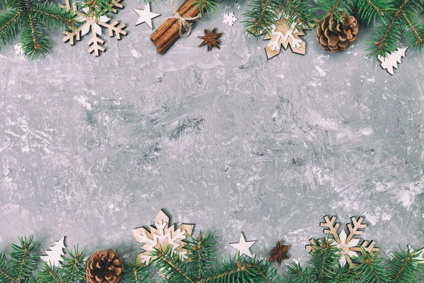 Gri çimento masada köknar ağacı ve snowflaces ile Noel arka plan. Tasarımınız için kopyalama alanı ile en iyi görünüm. Tonda