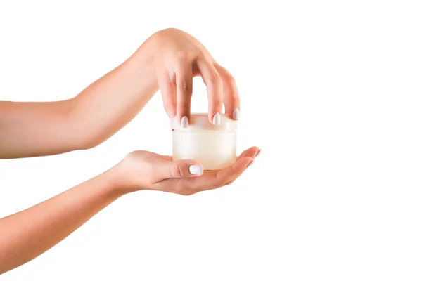 Vrouwelijke hand houden crème fles van lotion geïsoleerd. Meisje opening jar cosmetische producten op witte achtergrond — Stockfoto