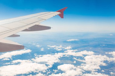 dağların üzerinden uçar uçağın penceresinden görünümü