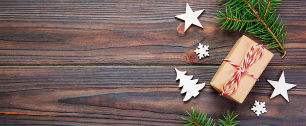 Weihnachtsgeschenkbox in Recyclingpapier verpackt, mit Flachbildschirm-Ansicht mit Kopierraum auf rustikalem Hintergrund. Urlaubskonzept — Stockfoto