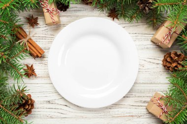 üstten görünüm. Boş levha seramik ahşap Noel arka plan üzerinde yuvarlak. tatil yemek yemek kavramı ile Yılbaşı dekor