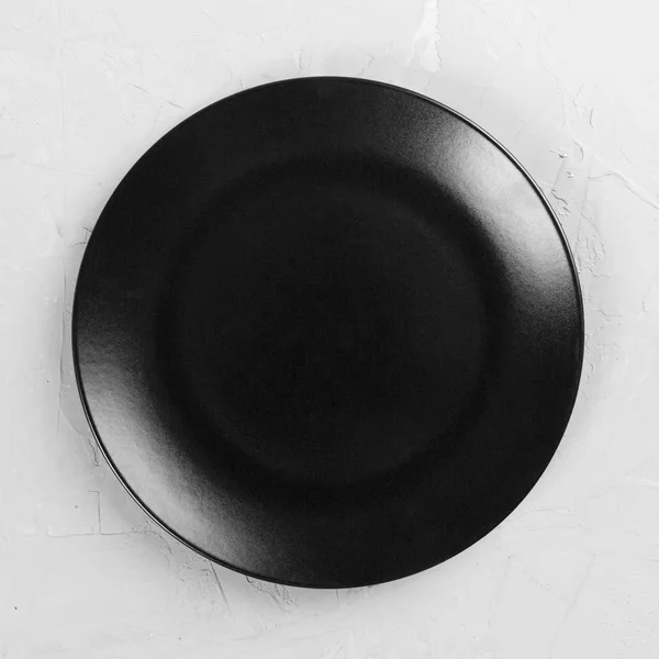 Plaque ronde noire sur fond en bois, vue de dessus, espace de copie — Photo