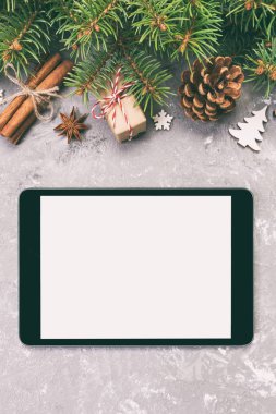 Dijital tablet uygulama sunumu için rustik Noel gri çimento arka plan süslemeleri ile alay. kopya alanı ile üst görünüm. Tonda