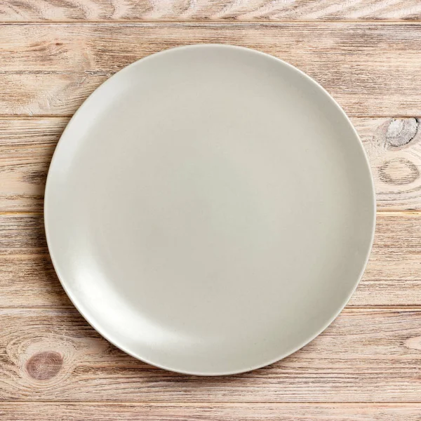 Top view with empty for you design. Empty white plate on wooden background — Stock Photo, Image