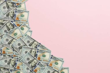 Renkli arka plan üst görünümünde yüz dolarlık banknotlar, metin iş para kavramı için boş bir yer ile. Yüz dolarlık arka plan.