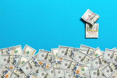 Renkli arka plan üst görünümünde yüz Dolar Bills Yığını, metin iş para kavramı için boş bir yer ile