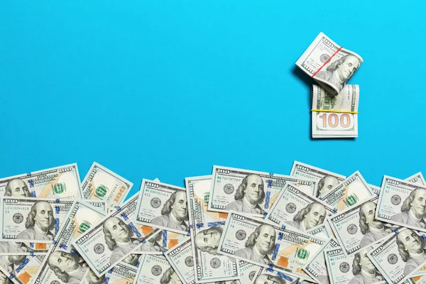 Montón de billetes de cien dólares en la vista superior de fondo de color, con lugar vacío para su concepto de dinero de negocios de texto — Foto de Stock