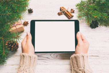 Kadın el tutma tablet, perspektif görünümü. Kış tatilleri satış arka plan. Noel online alışveriş. Tonda